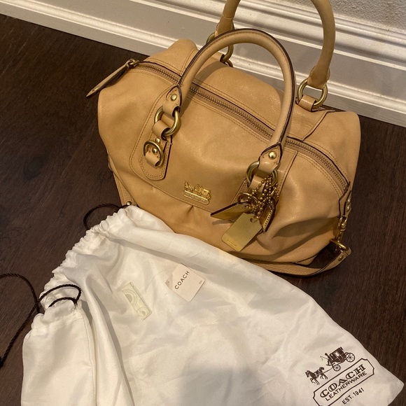 Coach bag, tan color to sell, 90% new, easy match